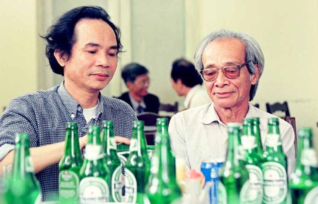 Nhà văn Xuân Sách (phải) và Nhà thơ Nguyễn Trọng Tạo. Ảnh: Nguyễn Đình Toán